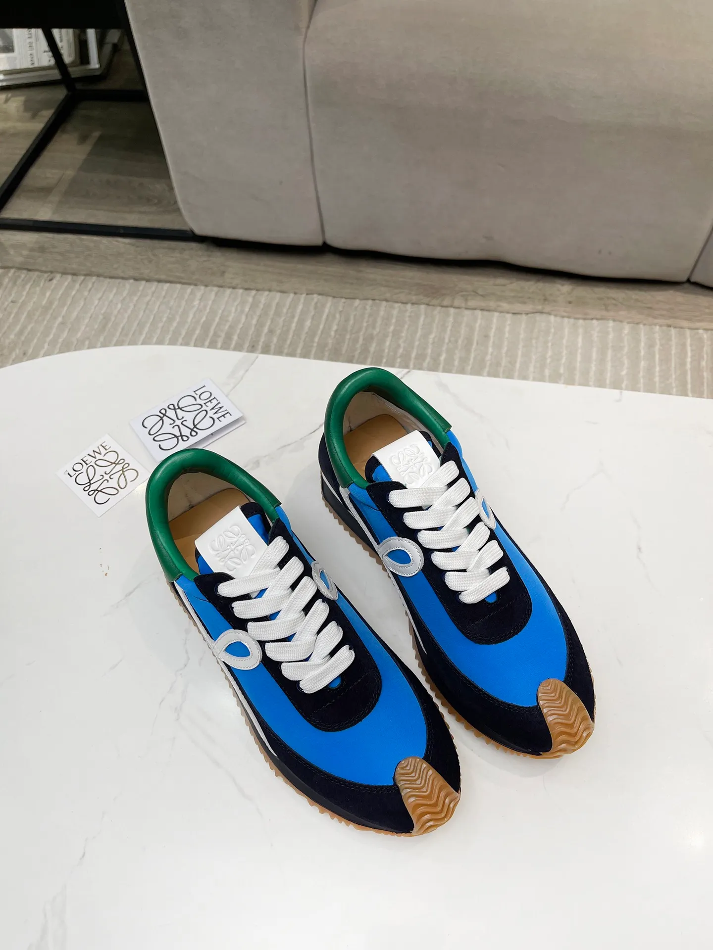 👟👟Ex-factory price 520👟👟 Men's code +10 Women's model: 35--39 (customized code 40 for women), Men's model: 40--44 (customized code 45 for men), 🔥🔥Hot LOEWE 2024 latest inner color block moral training shoes Forrest Gump shoes super good-looking super versatile color block stitching upper Very high-end hidden inner vagina 4cm! The heel has a novel design, is soft and comfortable, and has an exclusive brand logo on the side. It will be rated as the most comfortable sneaker of the year and is a must-have for your shoe cabinet!  The upper is made of special original cowhide + original cloth imported from Australia. The cowhide insole / original private model is exclusively customized with a 1:1 outsole!  Complete set in original packaging.